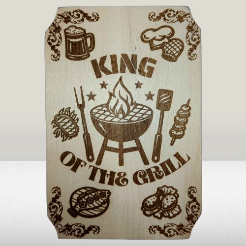 Set bucatarie cadou personalizat King of the Grill, 4 piese &ndash; tocator, paleta, cleste si solnita de lemn