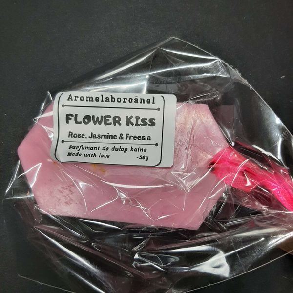 Parfumant dulap haine FLOWER KISS &ndash; Trandafir, Iasomie, Frezie, Hexagon ~30g
